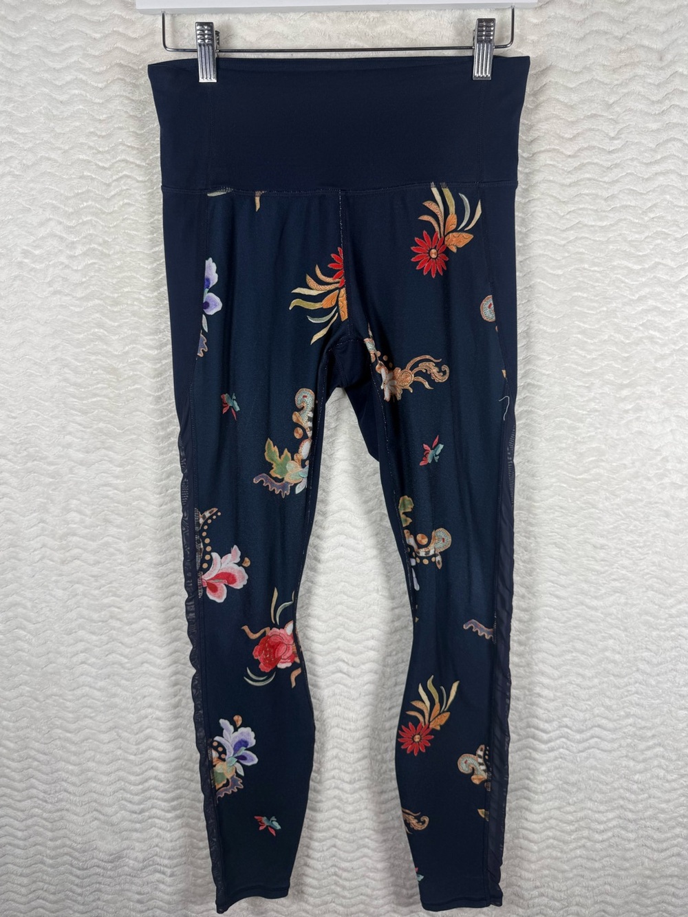Athleta Floral Print Navy Active Leggings. So soft and beautiful 🤩